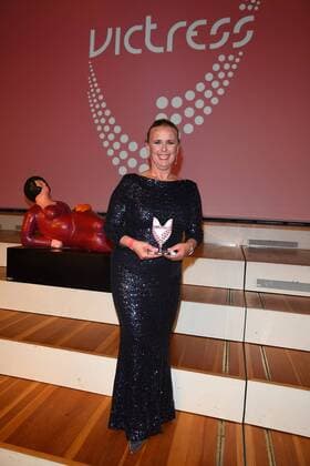 Birgit Gehr, GF, Blues, Bayerische Logistik Umwelt & Entsorgungssysteme GmbH bei der 12. VICTRESS Gala anlaesslich der Verleihung des Victress Award, mit Natalia Woerner, Victress of The Year Award 2017 in Berlin am 08.05.2017