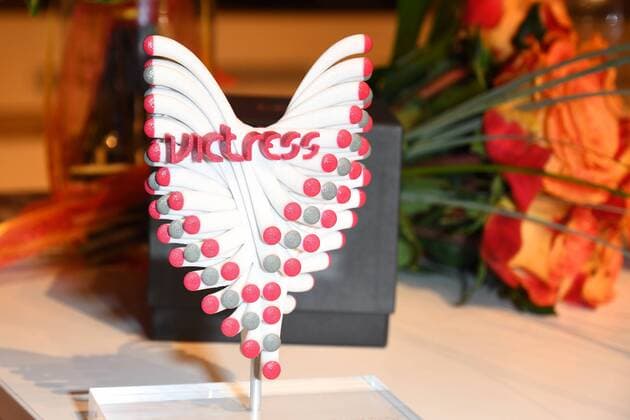 Symbolischer VICTRESS PREIS bei der 12. VICTRESS Gala anlaesslich der Verleihung des Victress Award, mit Natalia Woerner, Victress of The Year Award 2017 in Berlin am 08.05.2017