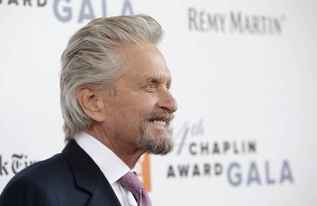 Bilder des Tages Michael Douglass arrives on the red carpet at the 44th Chaplin Award Gala honoring Robert De Niro at David H. Koch Theater at Lincoln Center on May 8, 2017 in New York City.  NYP20170508102 JOHNxANGELILLO