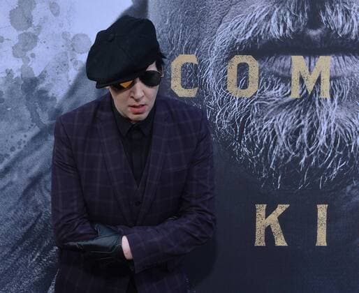 Bilder des Tages Musician Marilyn Manson attends the premiere of the motion picture fantasy King Arthur: Legend of the Sword at TCL Chinese Theatre in the Hollywood section of Los Angeles on May 8, 2017. Storyline: Robbed of his birthright, Arthur comes up the hard way in the back alleys of the city. But once he pulls the sword from the stone, he is forced to acknowledge his true legacy - whether he likes it or not.  LAP20170508931 JIMxRUYMEN