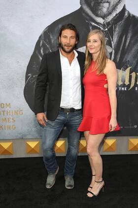 Zach McGowan und seine Ehefrau Emily Johnson bei der King Arthur: Legend of the Sword Film Premiere am 8.05.2017 in Los Angeles King Arthur: Legend of the Sword Filmpremiere in Los Angeles, 2017 