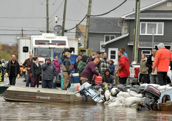 Quebec , GATINEAU , Mai 07,2017 Plusieurs rues inondees par la crue du fleuve Gatineau apres plusieurs jours de pluie. NEWS : Inondations au Quebec - Gatineau - 07 05 2017 MohamedKadri Panoramic 