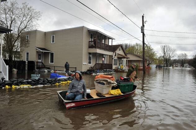 Quebec , GATINEAU , Mai 07,2017 Plusieurs rues inondees par la crue du fleuve Gatineau apres plusieurs jours de pluie. NEWS : Inondations au Quebec - Gatineau - 07 05 2017 MohamedKadri Panoramic 