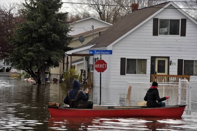 Quebec , GATINEAU , Mai 07,2017 Plusieurs rues inondees par la crue du fleuve Gatineau apres plusieurs jours de pluie. NEWS : Inondations au Quebec - Gatineau - 07 05 2017 MohamedKadri Panoramic 