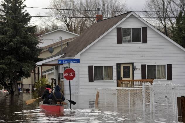 Quebec , GATINEAU , Mai 07,2017 Plusieurs rues inondees par la crue du fleuve Gatineau apres plusieurs jours de pluie. NEWS : Inondations au Quebec - Gatineau - 07 05 2017 MohamedKadri Panoramic 