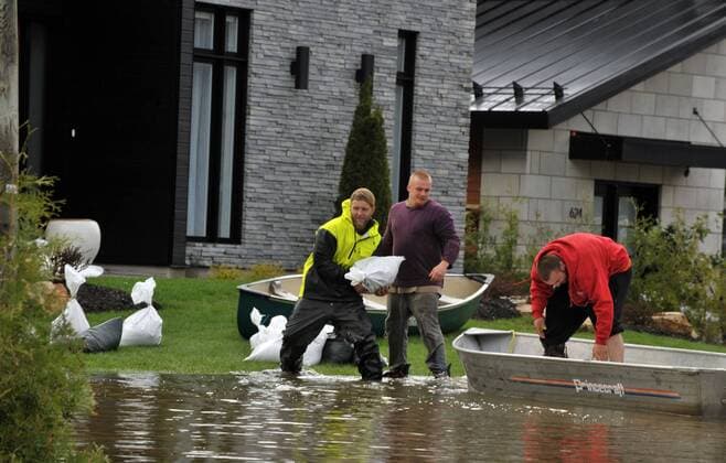 Quebec , GATINEAU , Mai 07,2017 Plusieurs rues inondees par la crue du fleuve Gatineau apres plusieurs jours de pluie. NEWS : Inondations au Quebec - Gatineau - 07 05 2017 MohamedKadri Panoramic 