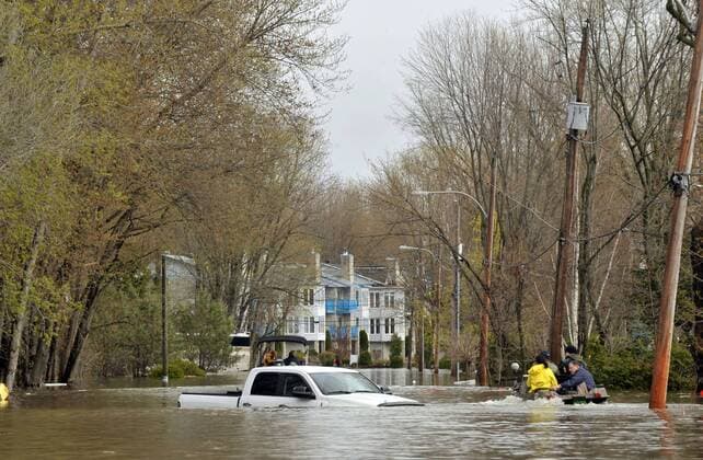 Quebec , GATINEAU , Mai 07,2017 Plusieurs rues inondees par la crue du fleuve Gatineau apres plusieurs jours de pluie. NEWS : Inondations au Quebec - Gatineau - 07 05 2017 MohamedKadri Panoramic 