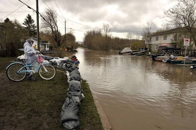 Quebec , GATINEAU , Mai 07,2017 Plusieurs rues inondees par la crue du fleuve Gatineau apres plusieurs jours de pluie. NEWS : Inondations au Quebec - Gatineau - 07 05 2017 MohamedKadri Panoramic 