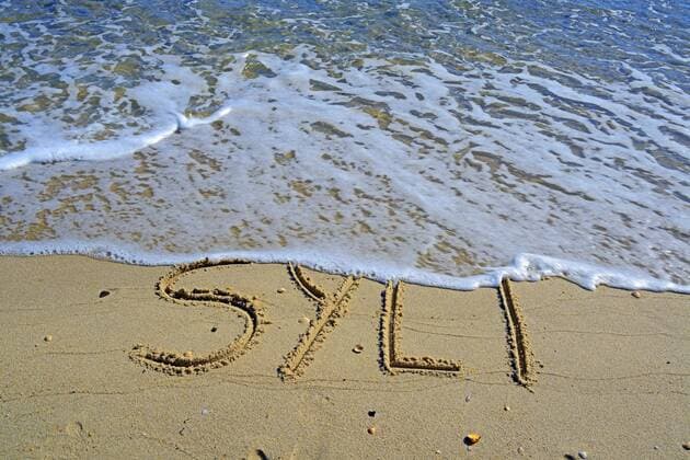 Schriftzug Sylt im Sand am Strand, Deutschland, Schleswig-Holstein, Sylt Sylt written in the sand at the beach, Germany, Schleswig-Holstein, Sylt BLWS452745 Copyright: xblickwinkel McPHOTO I.xSchulzx