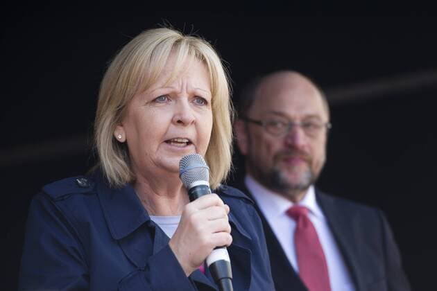 Hannelore KRAFT, Ministerpraesidentin des Landes Nordrhein-Westfalen und stellvertretende SPD-Vorsitzende, bei ihrer Rede, Martin SCHULZ, SPD Kanzlerkandidat und SPD-Vorsitzender, beim Strassenwahlkampf in Muelheim an der Ruhr, Schlossstrasse Muelheim, 06.05.2017