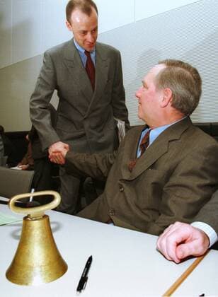 Wolfgang Schaeuble begruesst seinen designierten Nachfolger im Amt des CDU CSU-Fraktionsvortsitzenden Friedrich Merz. (li) Berlin, den 18.02.2000, Berlin Deutschland Copyright: xNicolexMaskusx