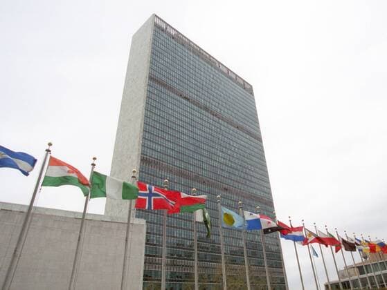 UN-Gebaeude , Vereinte Nationen mit Flaggen im Vordergrund . New York City , USA . United Nations Headquarter in New York City , USA . 26.04.2000 , New York CITY USA Copyright: xThomasxKoehlerx