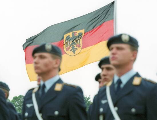 Soldaten des Wachbataillons vor der Bundesflagge, Berlin, 06.07.2000, Berlin Deutschland Copyright: xThomasxKoehlerx