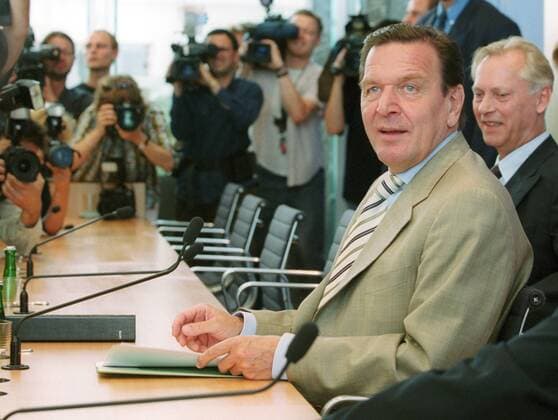 Bundeskanzler Gerhard Schroeder, (SPD) und Uwe-Karsten Heye (r), Regierungssprecher, Berlin, 25.07.2000, Berlin Deutschland Copyright: xThomasxKoehlerx