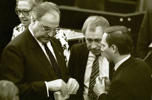 Bundeskanzler Helmut Kohl, CDU, mit Heiner Geissler , CDU, und Wolfgang Schaeuble, CDU, im Bundestag Bonn, den 01.03.1983 , Bonn Deutschland Copyright: xThomasxImox