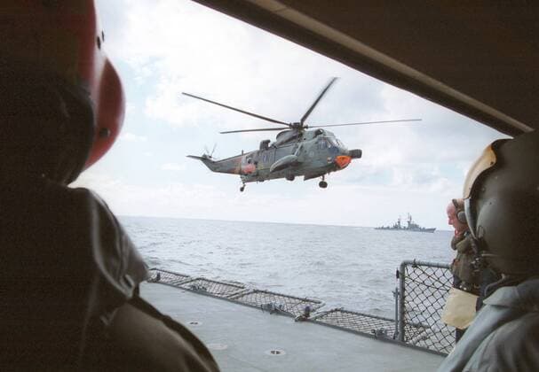 Seenotrettungs-Hubschrauber Sea King MK 41 der deutschen Marine neben der Fregatte Brandenburg , 23.08.2000, XX Deutschland Copyright: xThomasxKoehlerx