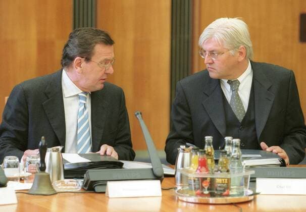 Bundeskanzler Gerhard Schroeder (l, SPD) und Frank-Walter Steinmeier, Chef des Bundeskanzleramtes, vor Beginn einer Kabinettssitzung, Berlin, 11.10.2000, Berlin Deutschland Copyright: xThomasxKoehlerx