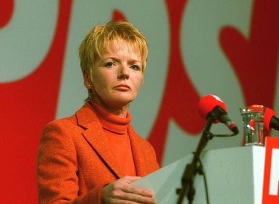 Gabi Zimmer, PDS - Parteivorsitzende . Am Rednerpult . Cottbus, den 13.10.2000, Cottbus Deutschland Copyright: xNicolexMaskusx