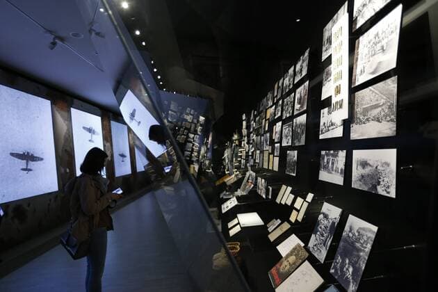 (170509) -- BRUSSELS, May 9, 2017 -- Visitors view the exhibits at the House of European History in Brussels, capital of Belgium, May 9, 2017. As a subsidiary body of the European Parliament, the newly-opened House of European History will guide visitors through an outline of European history. ) (zf) BELGIUM-BRUSSELS-HOUSE OF EUROPEAN HISTORY YexPingfan 