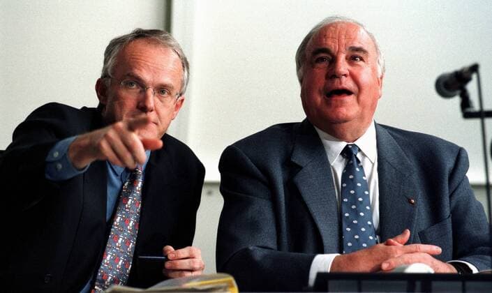 Bundeskanzler Helmut Kohl (CDU) und Forschungsminister Juergen Ruettgers besuchen die Deutsche Luft- und Raumfahrtgesellschaft (DLR) in Koeln, 01.07.1996, Koeln Deutschland Copyright: xThomasxImox