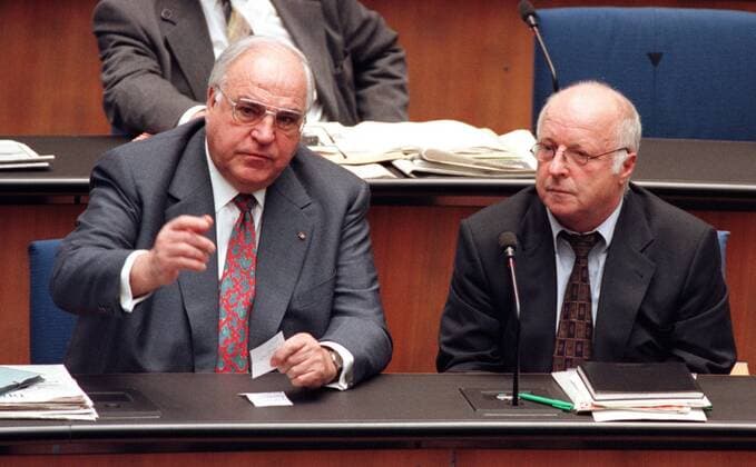 Bundeskanzler Helmut Kohl (CDU) redet im Deutschen Bundestag mit Norbert Bluem, Bundesarbeitsminister (CDU). Bonn den 13.09.1996, Bonn Deutschland Copyright: xThomasxImox