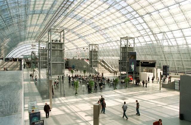 Eingangshalle der neuen Messehalle in Leipzig, 16.04.1996 , Leipzig Deutschland Copyright: xThomasxImox