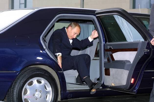 Wladimir Putin , Praesident von Russland, steigt aus seinem Auto. Berlin , den 25.09.2001 Berlin Deutschland Copyright: xThomasxImox