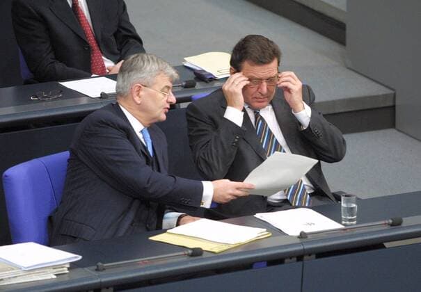 Bundeskanzler Gerhard Schroeder (r), SPD, und Bundesaussenminister Joschka Fischer, Gruene. Bundestag. Berlin, 16.11.2001, Berlin Deutschland Copyright: xThomasxKoehlerx