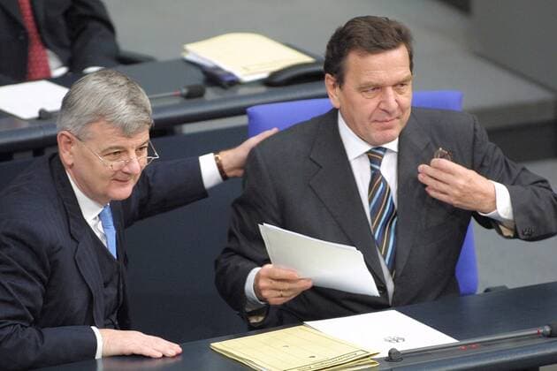 Bundestag - Bundesaussenminister Joschka Fischer (l), Gruene, klopft Bundeskanzler Gerhard Schroeder, SPD, nach dessen Rede im Plenum auf die Schulter. Schroeder wird sich anschliessend der von ihm geforderten Vertrauensabstimmung stellen. Berlin, 16.11.2001 , Berlin Deutschland Copyright: xThomasxKoehlerx
