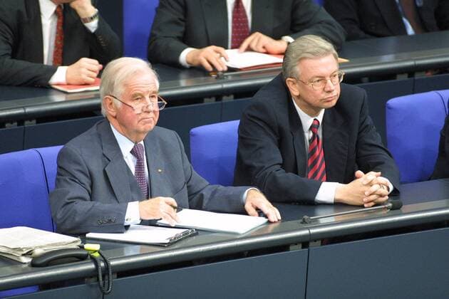 Kurt Biedenkopf (l), CDU, Ministerpraesident von Sachsen, und Roland Koch, CDU, Ministerpraesident von Hessen. Bundestag. Berlin, 16.11.2001, Berlin Deutschland Copyright: xThomasxKoehlerx