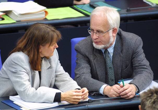 Bundesbildungsministerin Edelgard Bulmahn, SPD, und ihr Parlamentarischer Staatssekretaer Wolf-Michael Catenhusen, SPD. Bundestag. Berlin, 16.11.2001, Berlin Deutschland Copyright: xThomasxKoehlerx