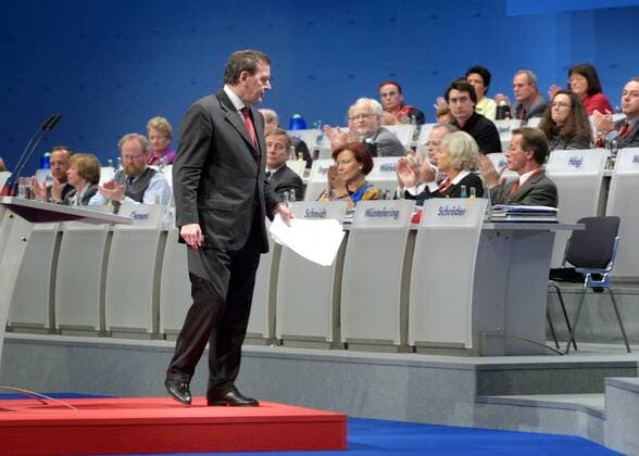SPD - Parteitag : Bundeskanzler Gerhard Schroeder verlaesst nach seiner Rede das Rednerpult. Nuernberg, 19.11.2001, Nuernberg Deutschland Copyright: xThomasxKoehlerx
