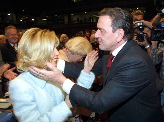 Doris Schroeder-Koepf gratuliert ihrem Mann, Bundeskanzler Gerhard Schroeder, nach dessen Wiederwahl zum Parteivorsitzenden auf dem SPD - Parteitag. Schroeder erhielt rund 88 Prozent der abgegebenen Stimmen. Nuernberg , den 19.11.2001, Nuernberg Deutschland Copyright: xThomasxKoehlerx