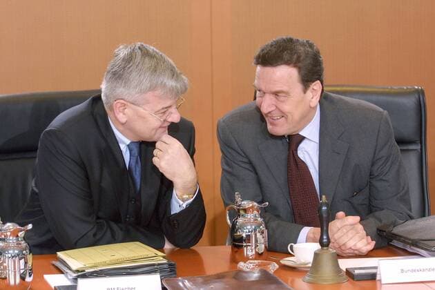 Bundeskanzler Gerhard Schroeder , SPD , und Bundesaussenminister Joschka Fischer , Gruene . Kabinett , Berlin , den 23.01.2002 Berlin Deutschland Copyright: xThomasxImox