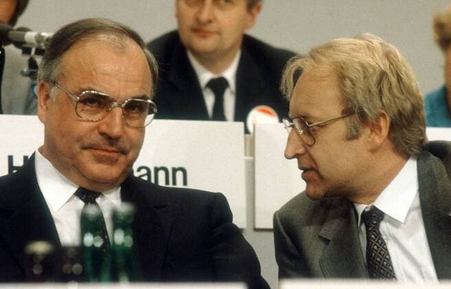 CSU - Generalsekretaer Edmund Stoiber neben Helmut Kohl , CDU , (li) 11.1981 Muenchen Deutschland Copyright: xphotothekx