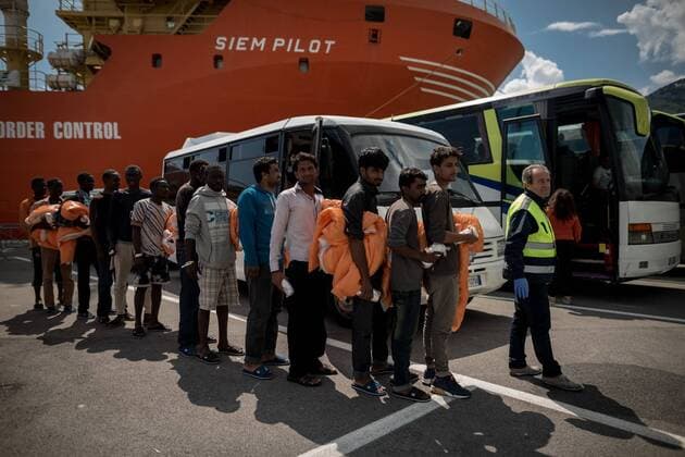 Italy: Rescued migrants disembark in Salerno About 1000 refugees, aboard the Norwegian Ship Siem Pilot , disembarked in Salerno. Migrants, for the majority of sub-Saharan origin, have been recovered in several operations in the Mediterranean. Onboard also the corpse of a three year old baby.  MichelexAmoruso