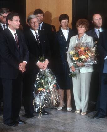 Helmut Schmidt mit seiner Frau bei der Übergabe des Kanzleramtes, steht mit Blumen in der Hand neben seiner Frau. Bonn im August 1982, Bonn Deutschland Copyright: xThomasxImox
