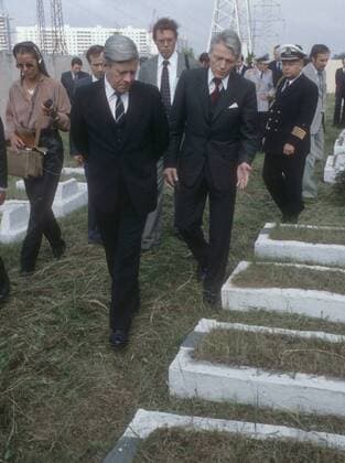 Bundeskanzler Helmut Schmidt besucht einen deutschen Soldatenfriedhof in Moskau, rechts neben ihm geht der deutsche Botschafter in Moskau Hans Georg Wieck. Moskau im Juni 1980, Moskau Russland Copyright: xThomasxImox
