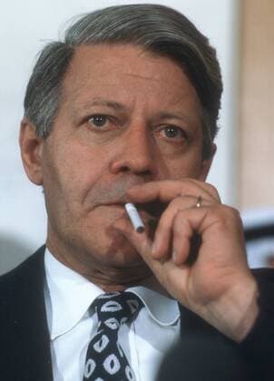 Bundeskanzler Helmut Schmidt, SPD, raucht eine Zigarette. Bonn im Oktober 1979, Bonn Deutschland Copyright: xThomasxImox