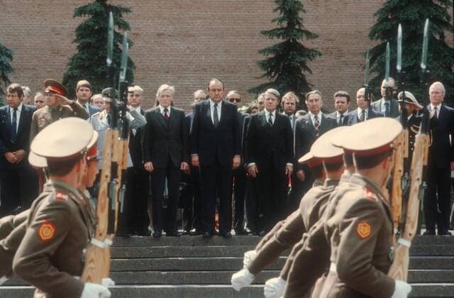 Bundeskanzler Helmut Schmidt , SPD, steht vor der Kreml Mauer und sieht sich eine Parade russischer Soldaten an, neben ihm Aussenminister Hans-Dietrich Genscher. Moskau im Juni 1980, Moskau Russland Copyright: xThomasxImox