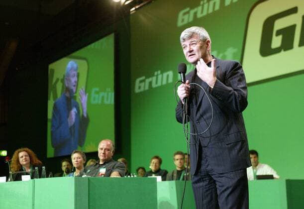 Bundesaussenminister Joschka Fischer und Spitzenkandiat von Buendnis 90 Die Gruenen . Parteitag Buendnis 90 Die Gruenen . Wiesbaden , den 05.05.2002 , Wiesbaden Deutschland Copyright: xThomasxImox