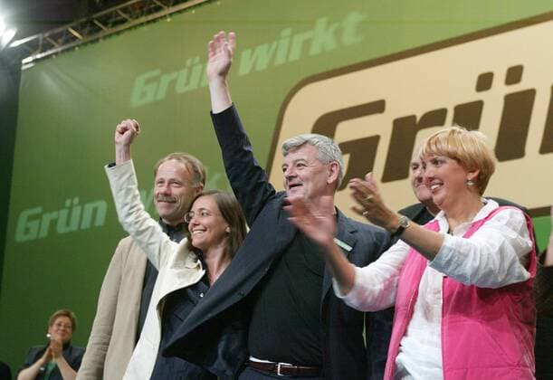 Bundesaussenminister Joschka Fischer und Spitzenkandiat von Buendnis 90 Die Gruenen , zwischen der Parteivorsitzenden Claudia Roth (re), Fraktionsvorsitzende Kerstin Mueller und Bundesumweltminister Juergen Trittin (li) . Parteitag Buendnis 90 Die Gruenen . Wiesbaden , den 05.05.2002 , Wiesbaden Deutschland Copyright: xThomasxImox