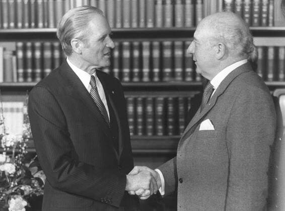 Bundespraesident Karl Carstens mit Walter Scheel, der sich unter gegebenen politischen Umstaenden zum zweiten Male zur Wahl zum Bundespraesidenten stellen will. Bonn den 05.01.1982, Bonn Deutschland Copyright: xThomasxImox