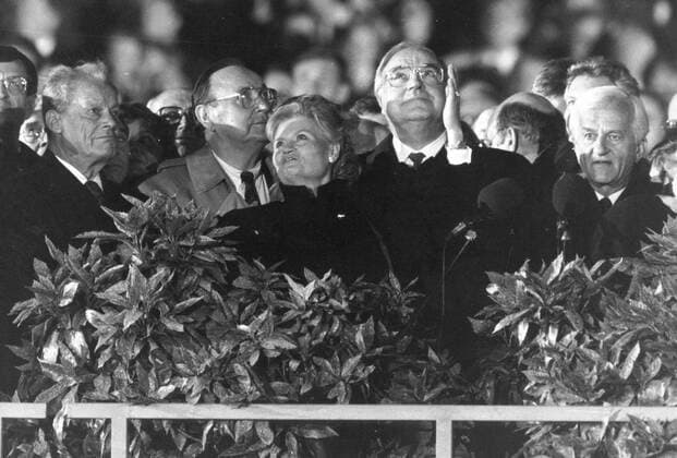 Bundeskanzler Helmut Kohl, CDU, mit seiner Frau Hannelore in der Mitte, links Willy Brandt, Aussenminister Hans Dietrich Genscher und rechts Bundespraesident Richard von Weizsaecker in Berlin zur Feier der Wiedervereinigung vor dem Reichstag. Berlin den 03.10.1990, Â Berlin Deutschland Copyright: xThomasxImox