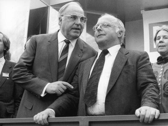 Bundeskanzler Helmut Kohl, CDU, gibt dem Spitzenkandidaten der NRW SPD zum Landtagswahlkampf, Norbert Bluem, noch ein paar Tips. Bonn den 24.04.1990, Bonn Deutschland Copyright: xThomasxImox