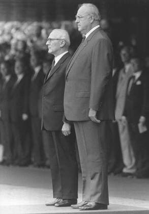 Bundeskanzler Helmut Kohl, CDU, steht neben Staatsratsvorsitzender Erich Honecker und hoert sich die beiden Nationalhymnen an. Bonn den 08.09.1987, Â Bonn Deutschland Copyright: xThomasxImox