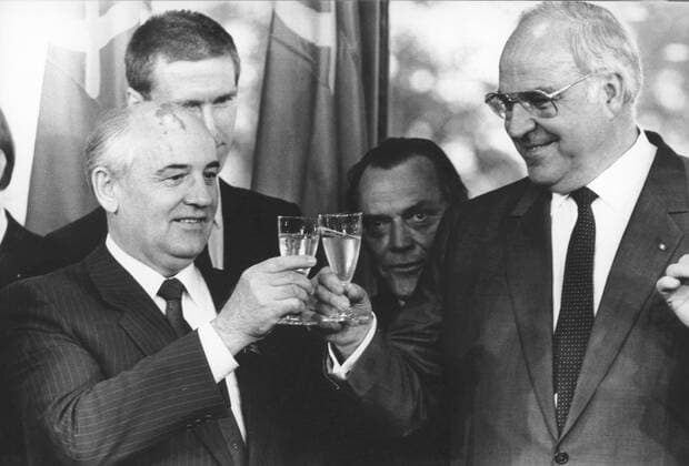Bundeskanzler Helmut Kohl, CDU, stoesst mit dem russischen Staats- und Parteichef Michail Gorbatschow zur Unterzeichnung diverser Vertraege im Kanzleramt an. Bonn den 13.06.1989, Â Bonn Deutschland Copyright: xThomasxImox