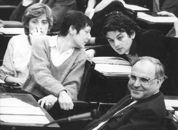 Bundeskanzler Helmut Kohl, CDU, mit den Abgeordneten der Gruenen v.l. Petra Kelly, Marieluise Beck-Oberdorf und Joschka Fischer. Bonn den 29.03.1983, Bonn Deutschland Copyright: xThomasxImox