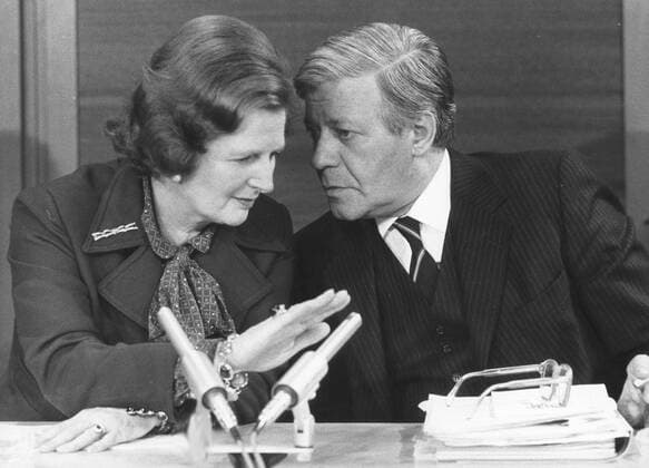 Auch bei einer Pressekonferenz sollen nicht alle alles mitbekommen, so unterhielten sich hier Bundeskanzler Helmut Schmidt und die damalige englische Premierministerin Margaret Thatcher. Bonn den 31.10.1979 Â Bonn Deutschland Copyright: xThomasxImox