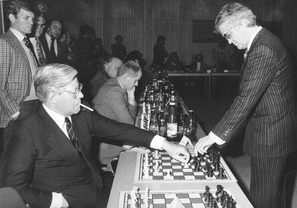 Lothar Schmid spielte Simultan Schach (gegen 30 Personen) gegen Bundeskanzler Helmut Schmidt und andrere Politiker und Personen des oeffentlichen Lebens. Bonn den 23.01.1979, Bonn Deutschland Copyright: xThomasxImox
